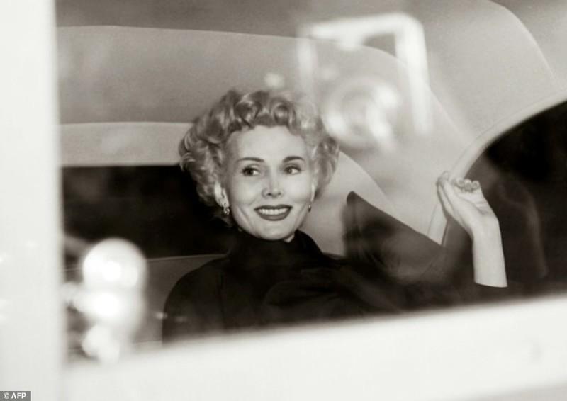 Актриса во время путешествия, Париж, 10 апреля 1954 год 