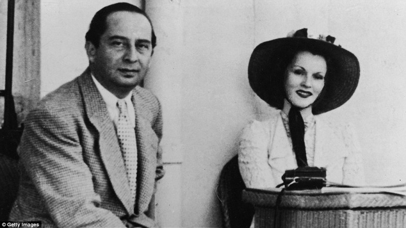 Первый раз актриса была замужем за турецким дипломатом Бурханом Бельге, брак продлился с 1937 по 1941 год