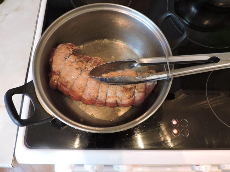 Затем в кастрюльку влить масло растительное и обжарить до золотистой корочки мясо