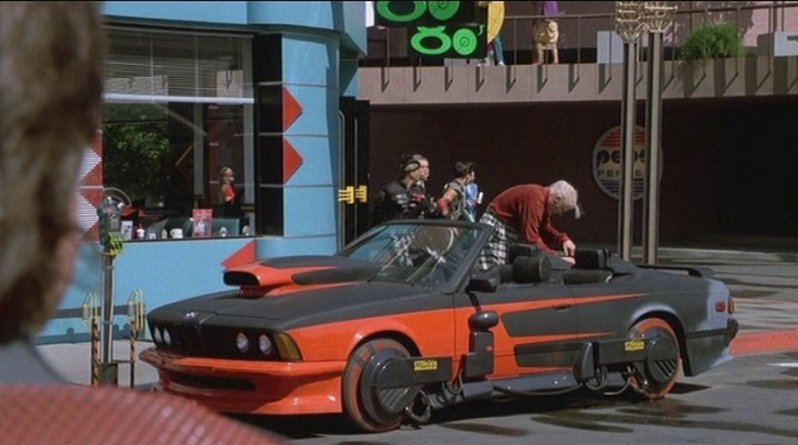 Кадр из фильма. Старик Таннен начищает машину внука.