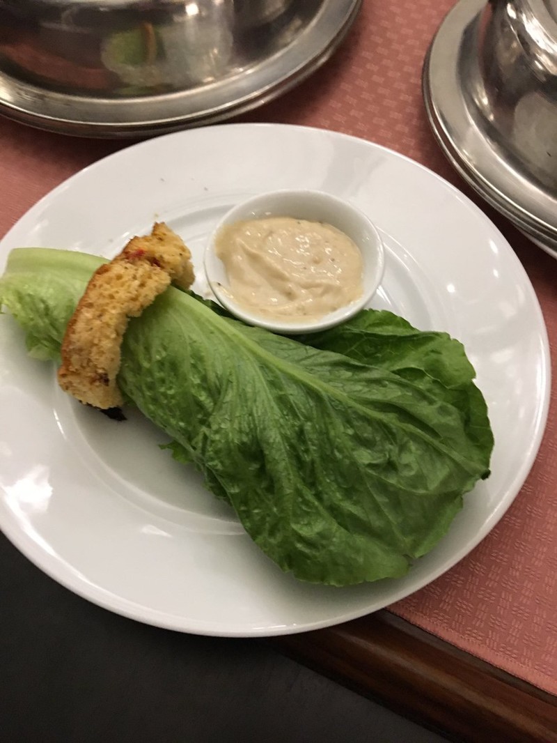 Салат "Цезарь" — одинокий лист салата в кольце из одинокого хлеба