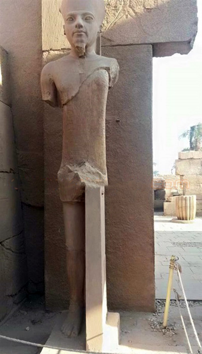 Ужасная реставрация статуи бога Амон-Ра в Карнаке 
