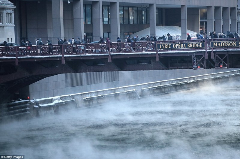 Смельчаки, которые не побоялись выйти на улицу, идут по мосту Мэдисон Стрит Бич в Чикаго
