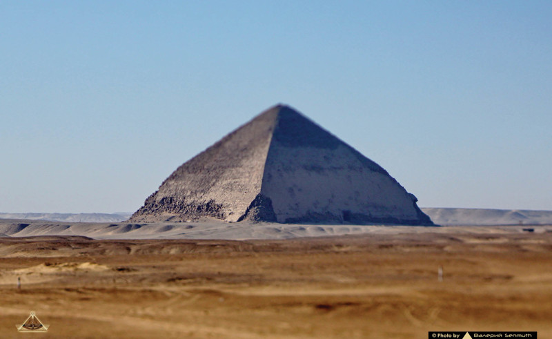 Вид на пирамиду из Дахшурского некрополя с северо-восточной стороны 