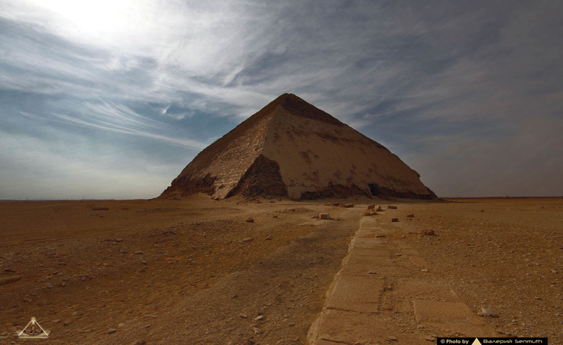 Дорога, которая связывает пирамиду с ее нижним храмом
