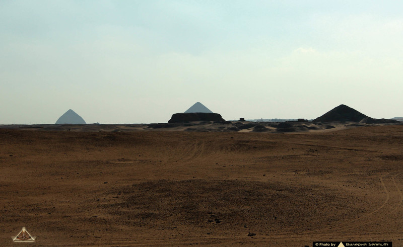 А это вид из Южной Саккары: мастаба Шепсескафа загораживает собой Красную пирамиду, справа пирамида Пепи II.