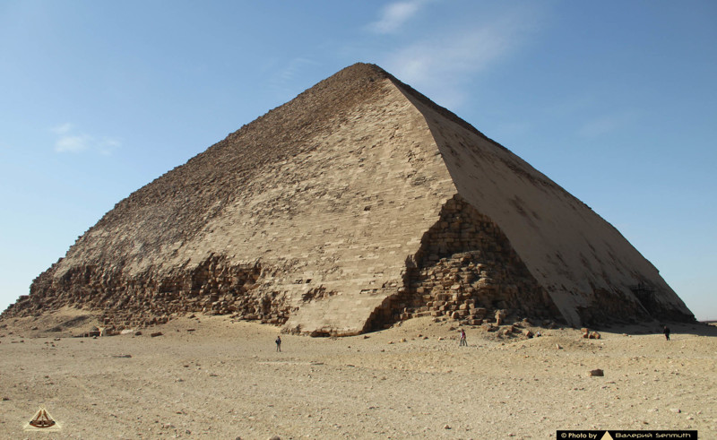 Мы подбираемся к ней ближе. Видна массивная облицовка. Именно на этой пирамиде она сохранилась лучше остальных. У подножия мелькают человечки, чтобы оценить массивность строения.