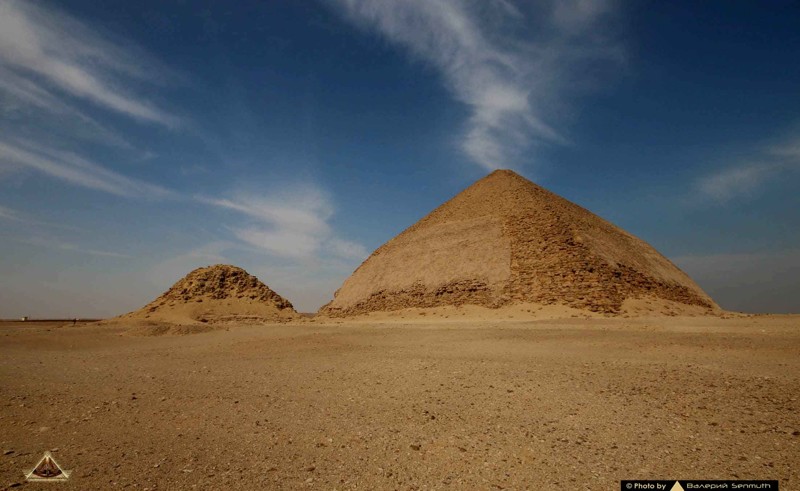 Вид на пирамиду с юго-востока.
