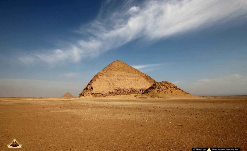 Вид с юга на пирамиду и ее спутницу	.