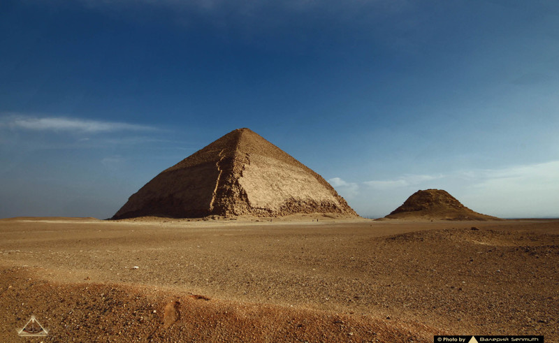 Вид с юго-запада на Ломаную пирамиду и ее спутницу