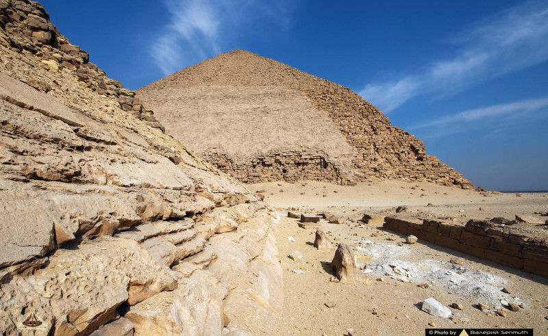 У спутницы была найдена разрушенная стела с изображением Снофру, которая выставлена в Каирском музее.