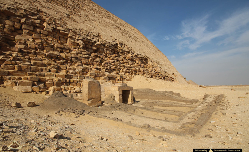 Далее мы отправляемся на восточную сторону пирамиды, где остались руины верхнего храма.