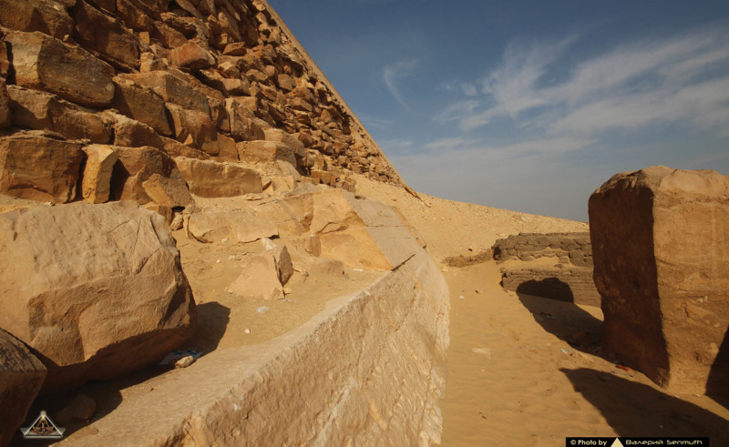 Между руинами храма и сохранившейся облицовки пирамиды 