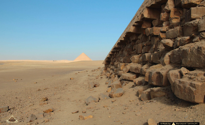 У западной стороны пирамиды.