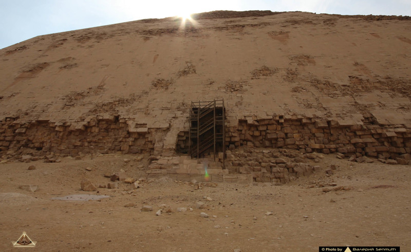 Северная сторона пирамиды и вход в пирамиду. Деревянный помост сооружен недавно.