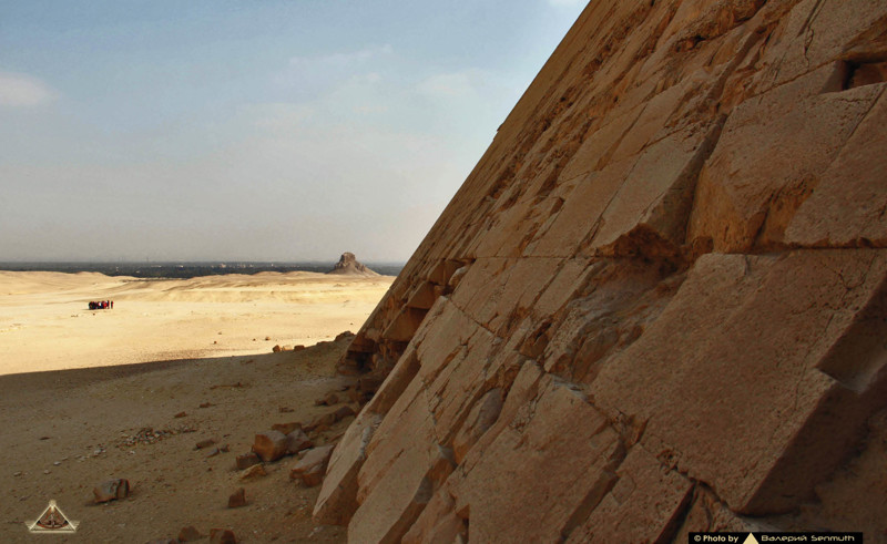 Вид сверху помоста. Вдали виднеется Черная пирамида Аменемхета III-го .