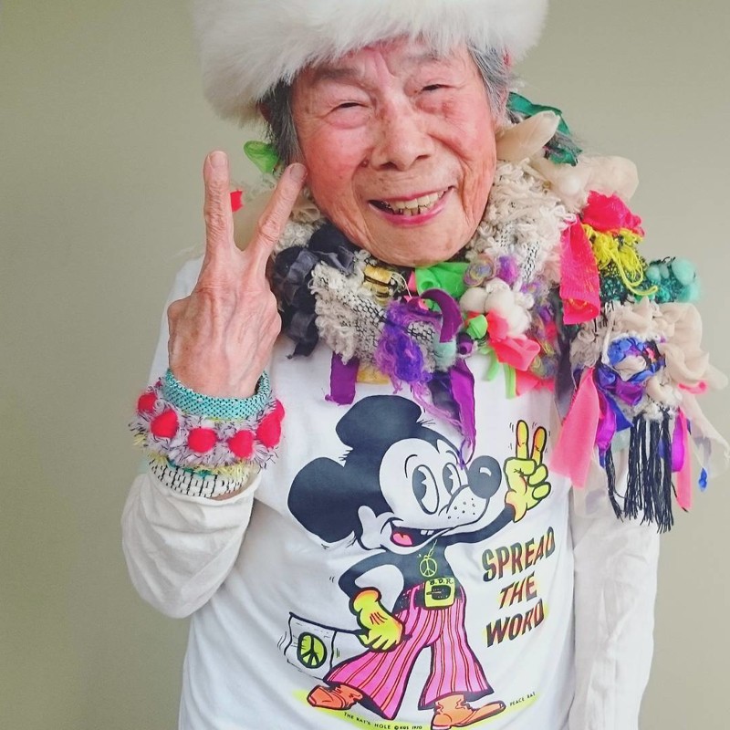 7. Японская 93 летняя бабушка! У ее внучки бренд вязаных вещей "1000wave", лицом которого и стала счастливая старушка. 