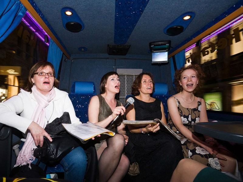 Женщины поют в караоке-такси. Хельсинки, Финляндия