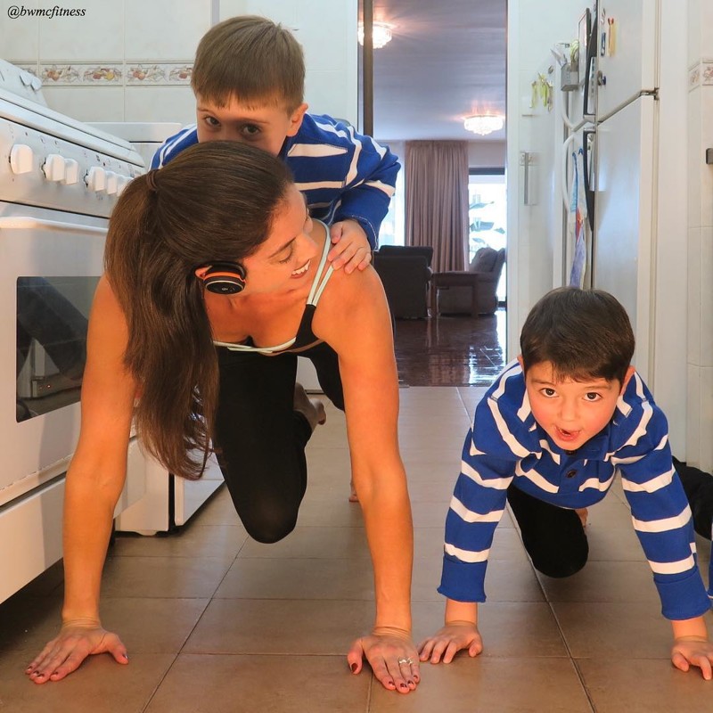 Дженнифер Гельман — мультизадачная мама, тренирующаяся даже на кухне