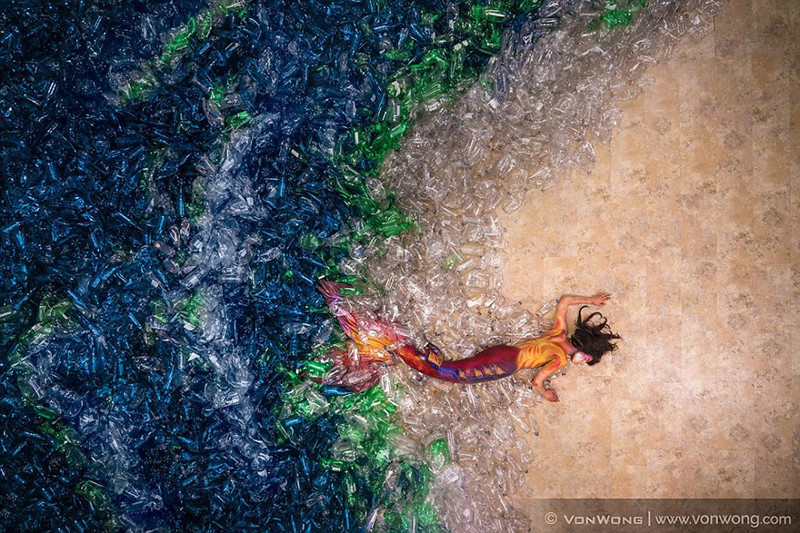 Бенджамин Фон Вонг погрузил русалок в океан из 10000 пластиковых бутылок 