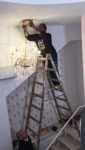 Как не надо вешать люстру