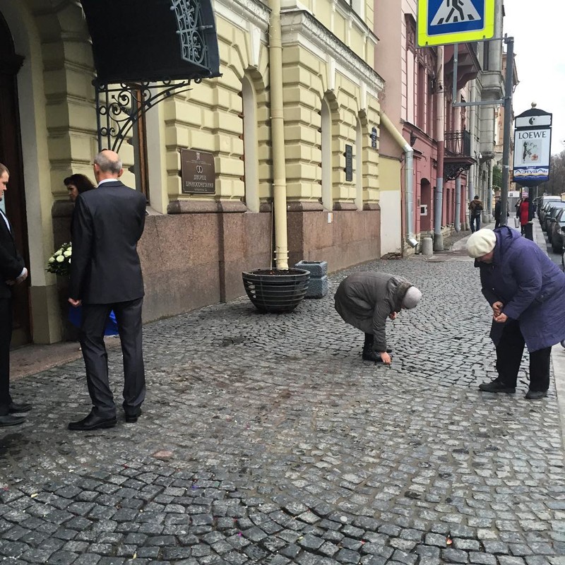 Санкт-Петербург. Старушки собирают мелочь возле дворца бракосочетания