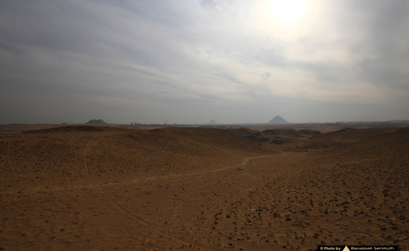 Слева небольшой холм, это руины пирамиды Сенусерта III, которая находится на территории  военной базы.