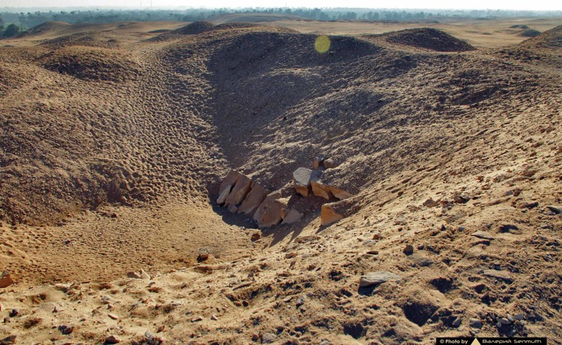 Дахшурские пески скрывают и пирамиды. Вот это остатки [своды погребальной камеры] пирамиды Аменемхета II-го. 