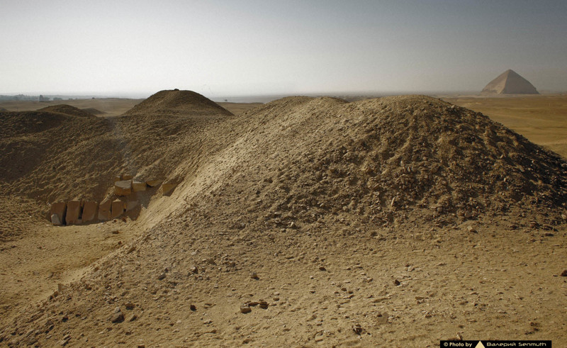 На фоне больших пирамид Дахшурского некрополя остатки строения Аменемхета II-го можно назвать пирамидой-невидимкой.