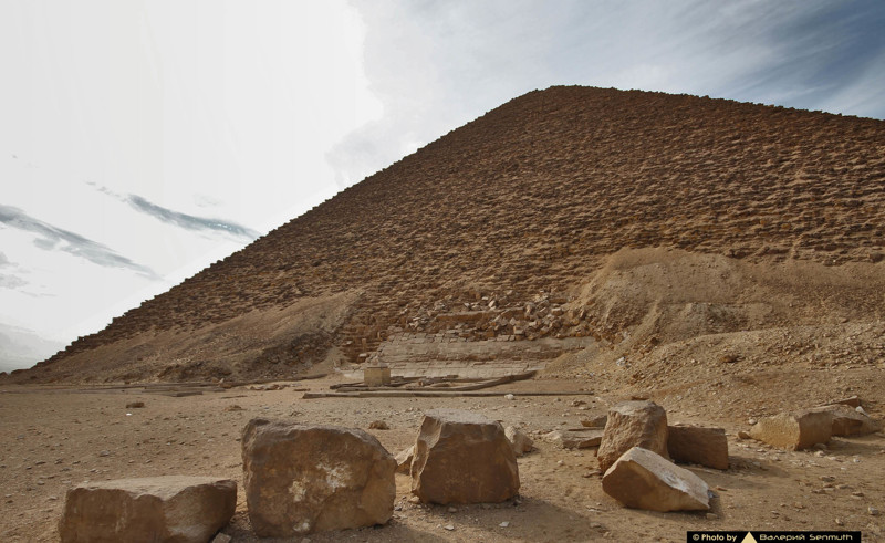 Перед пирамидой валяются разнообразные обломки.