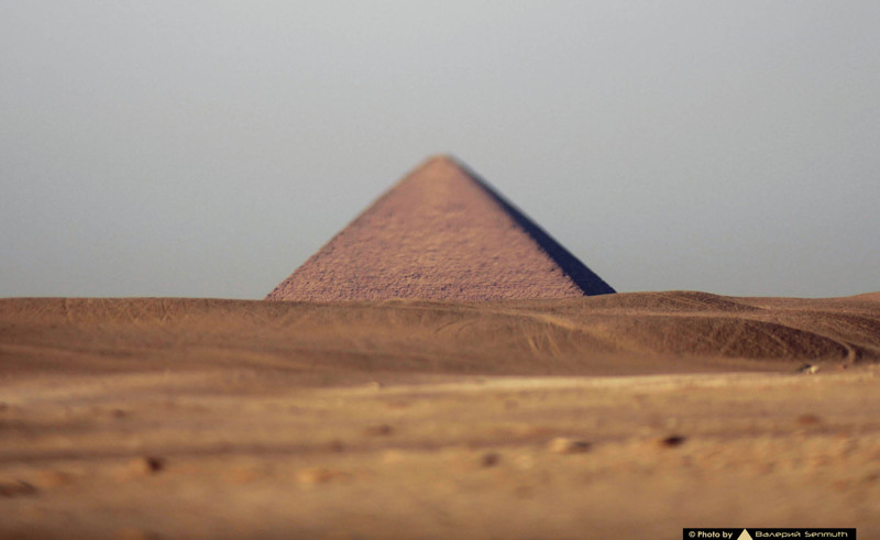 Пирамида словно призрак в пустыне.
