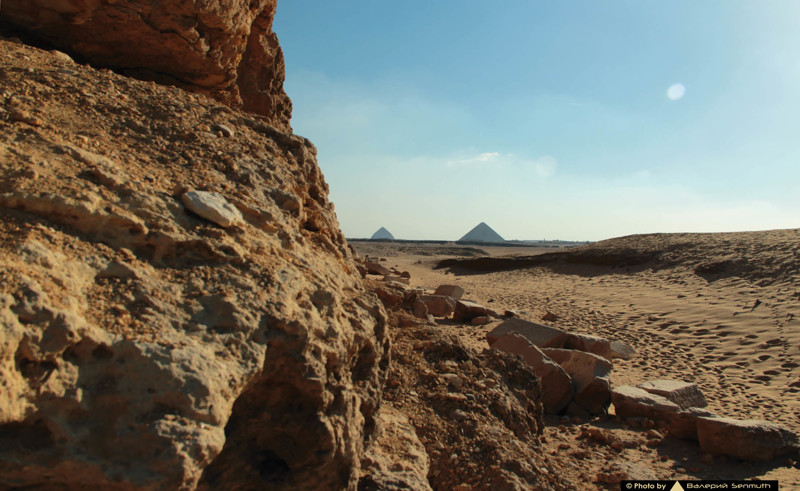 Вид от мастабы Шепсескафа (левее — Ломаная пирамида).