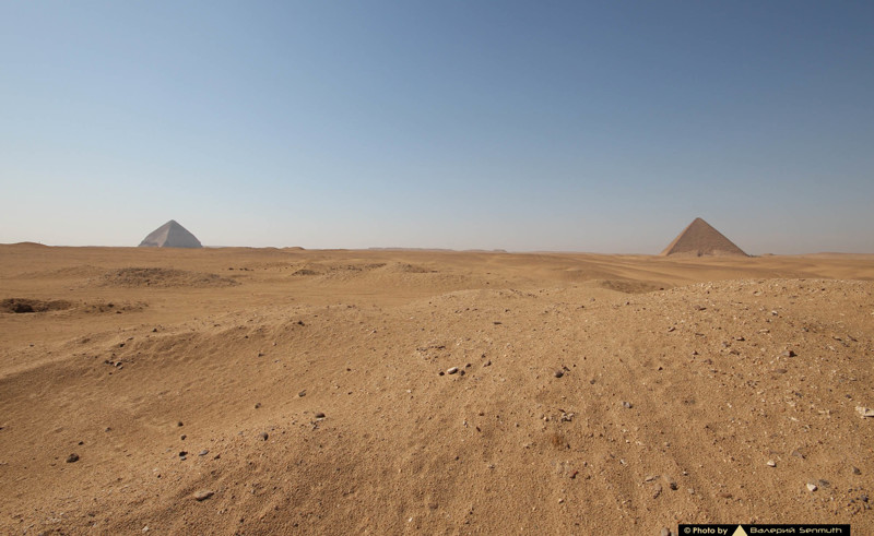 Вид с востока на обе пирамиды Снофру.