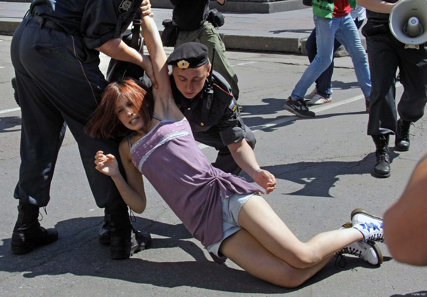Девушка полицейский арестовывает