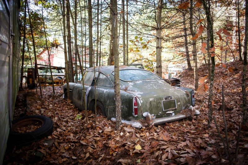 В лесу нашли на брошенный Aston Martin стоимостью $400.000