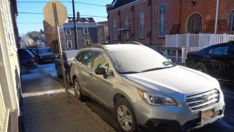 Полицейские разбили окно машины, чтобы спасти замерзшую старушку
