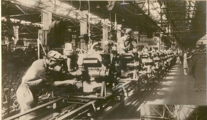 На фото: в годы войны наравне со взрослыми на автомоторном, а потом автомобильном заводе трудились и подростки.