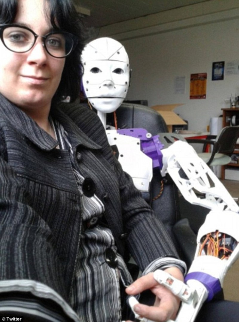 Теперь девушка ждет легализации браков с роботами во Франции 