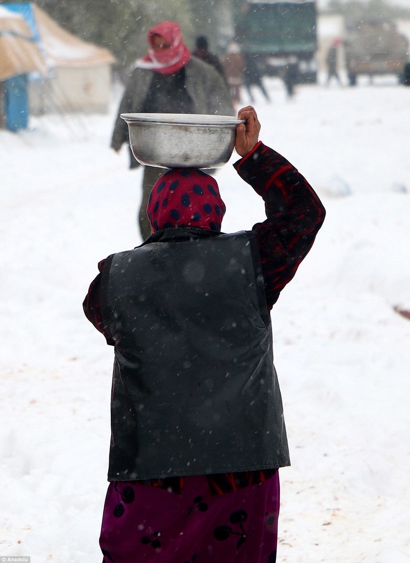 Снежное Рождество в Сирии: снимки из палаточного лагеря беженцев