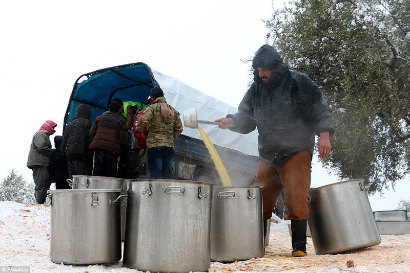 Снежное Рождество в Сирии: снимки из палаточного лагеря беженцев