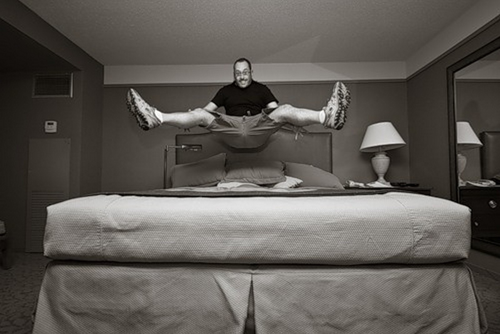 Как стать кроватью. Смешные кровати. Испытатель кроватей. Прыжок на кровать в отеле. Человек прыгает на кровати.