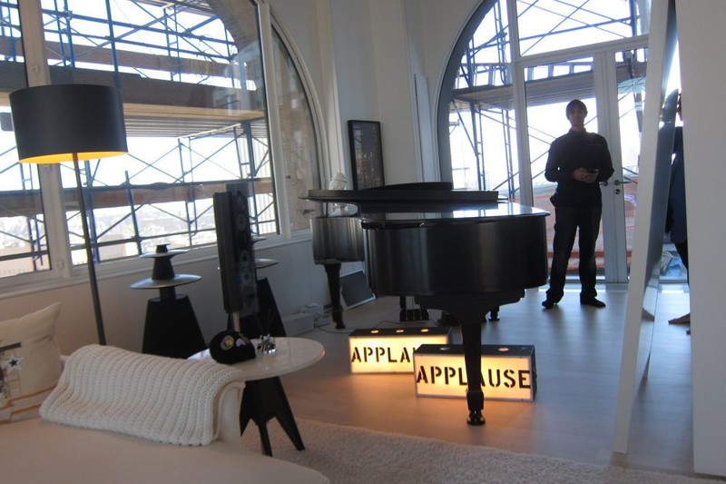 Звуковая система, пианино и многое другое искусство завершить гостиную.