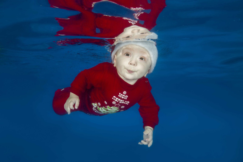 Детишки под водой в Рождественских костюмах