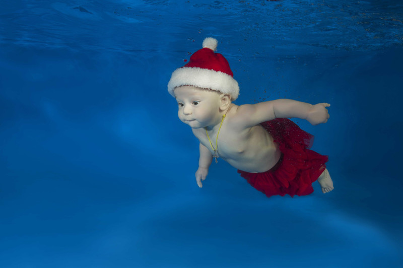 Детишки под водой в Рождественских костюмах