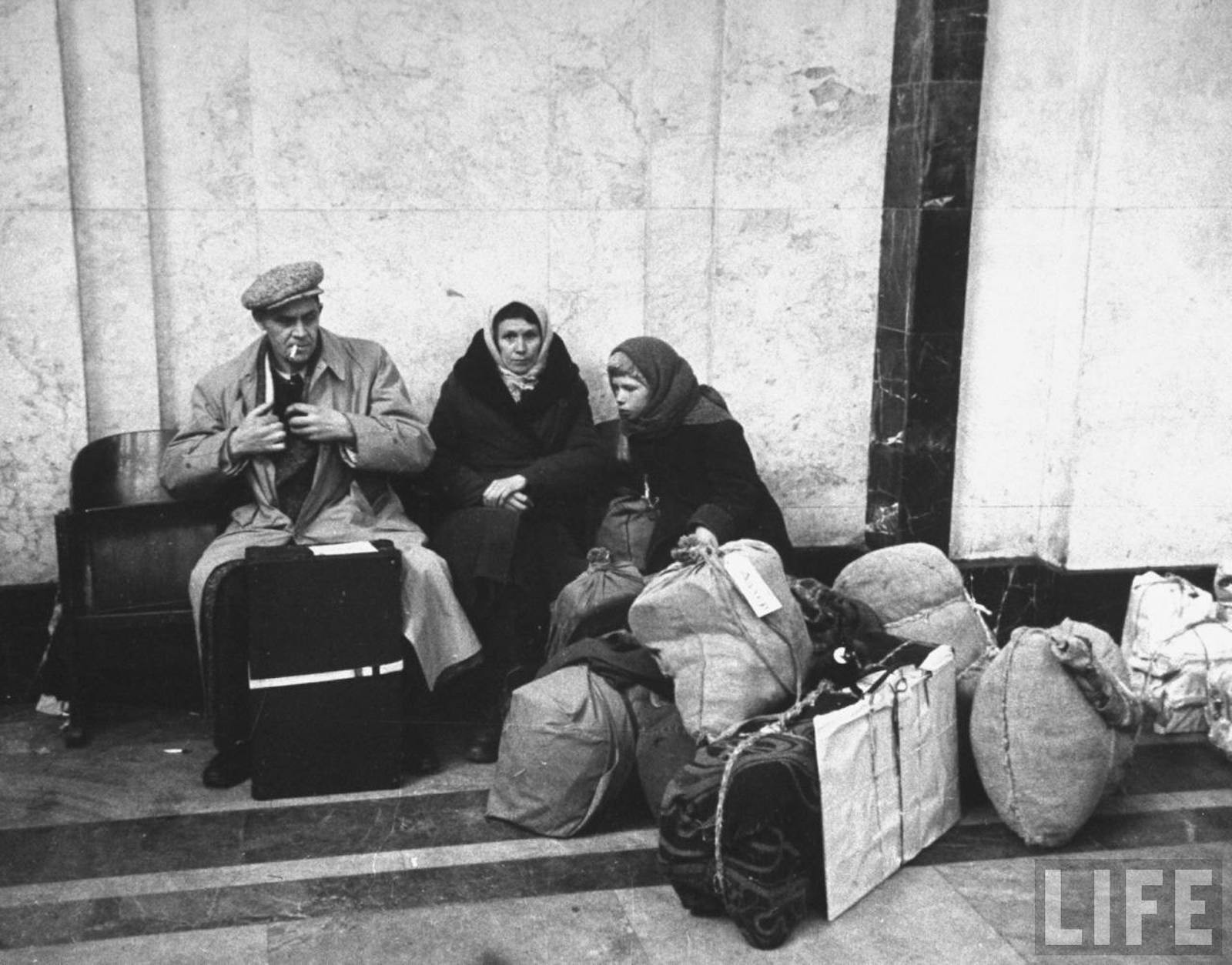 Тяжелая жизнь старых. Москва, 1947 год. Фотография Thomas d. MCAVOY. Life. Послевоенная жизнь в СССР. Послевоенная повседневность. Повседневность в годы войны.
