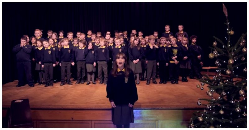 Талантливая 10-летняя девочка, страдающая аутизмом переборола свои страхи и спела культовую «Hallelujah» Леонарда Коэна