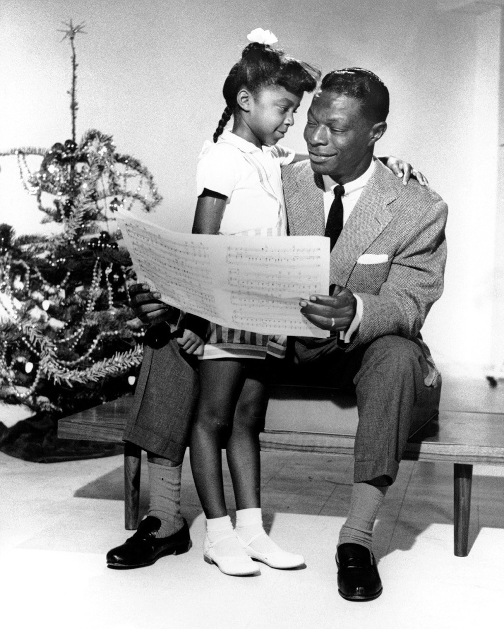Нат Кинг Коул, его дочь Натали и семейный праздник, 1955 год