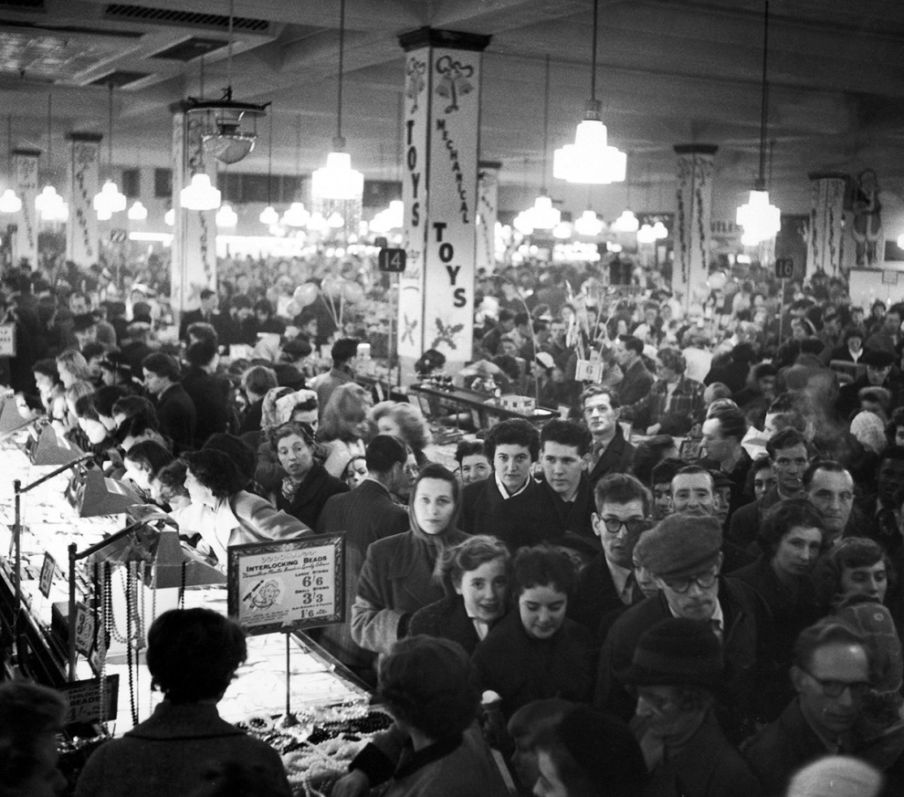 Праздничные закупки в универмаге "Вулвортс", Лондон, 1955 год