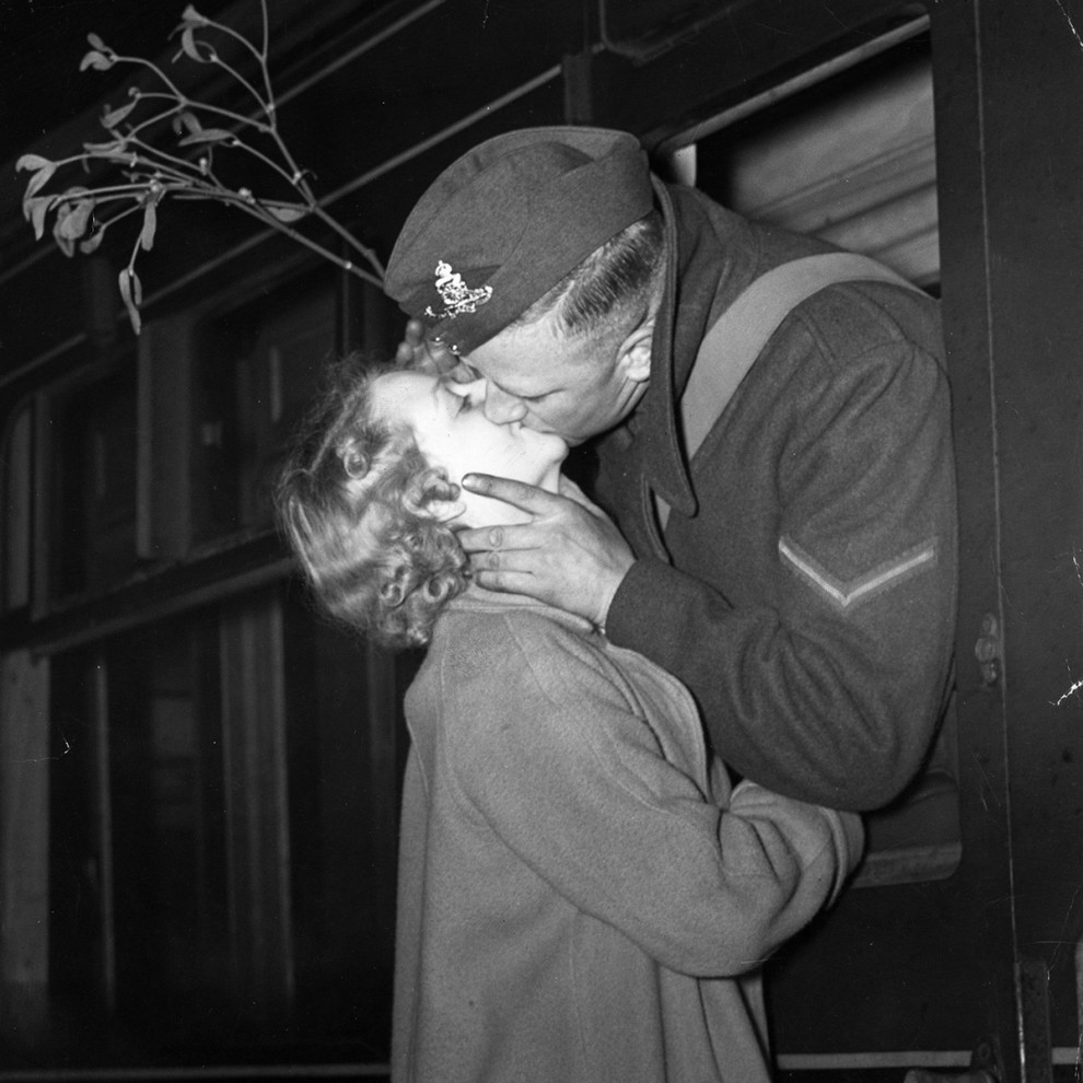 Последний поцелуй под омелой перед отъездом на войну, 1939 год