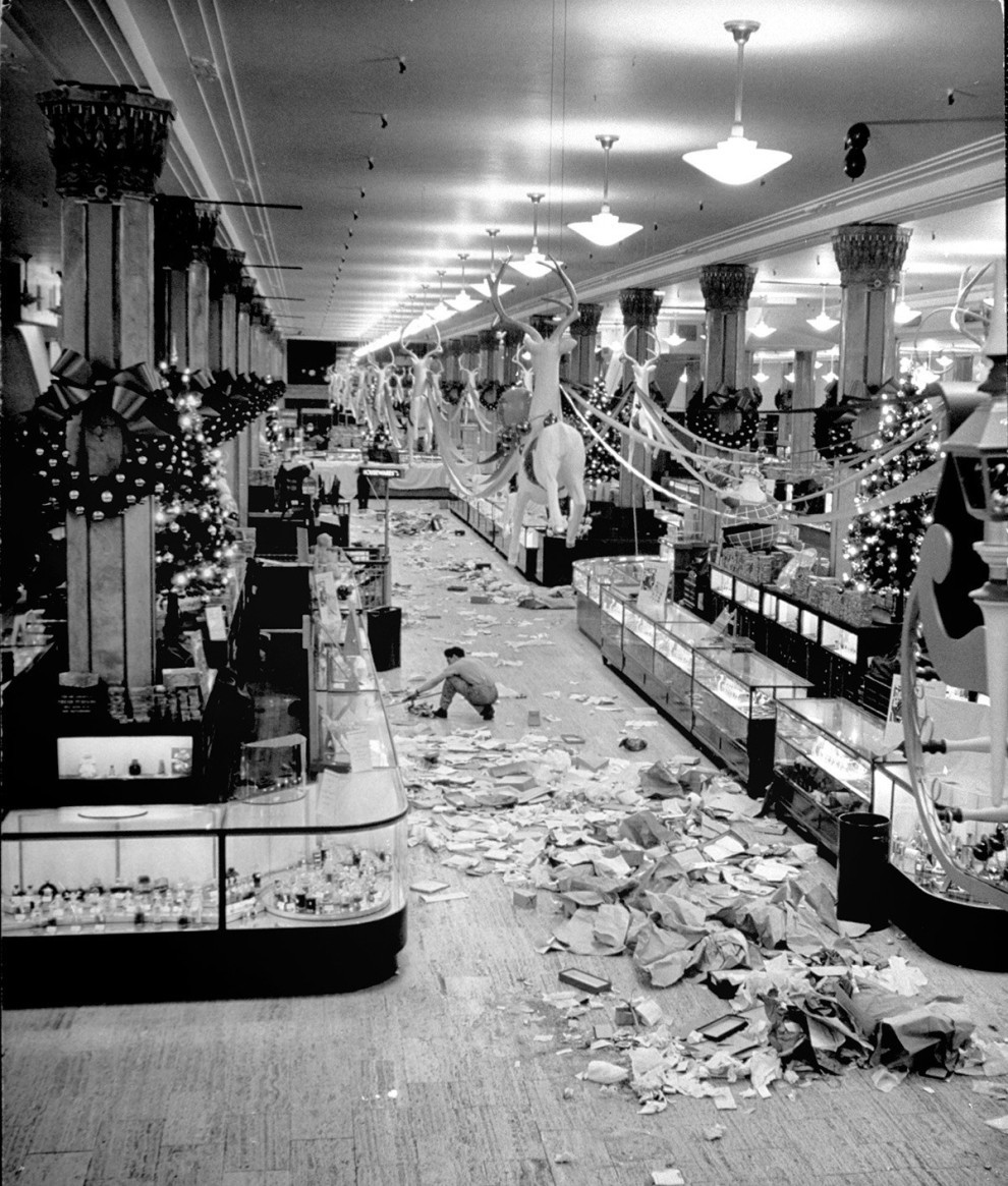 Последствия новогоднего "набега" на универмаг в Нью-Йорке, 1948 год